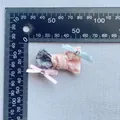 Dettaglio di fiocco in tessuto fatto a mano con pois e strass accanto a un righello - Stile Pieghettato a Pois Rosa e Grigio (9)