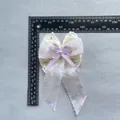 Détail d'accessoire cheveux nœud en dentelle, ruban lavande, perle et motif floral, 15cm - Style Floral Violet Clair (2)