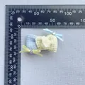 Detailansicht handgefertigter Stoffschleifen mit Strasssteinen und Maßskala - Hellblau und Beige Gestrickter Stil (4)