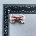 Macro di fiocco in raso fatto a mano con strass a cuore di dimensioni 45mm x 30mm - Stile in Raso Rosa (4)