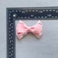 Dettaglio del fiocco rosa a doppio strato in pizzo con misure su un righello - fiocco doppio / Rosa Glitter nastro Grosgrain Rosa