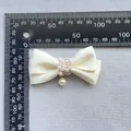 Cremefarbene Satinschleife mit Perlenanhänger für DIY Puppen und Haar-Accessoires - Creme
