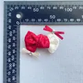 Dettaglio di un fiocco in pizzo rosso e bianco con strass, misura 45mm su righello - Stile Misto Pizzo Rosso e Bianco (6)