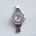 Orologio al quarzo da donna a forma di fiore argento con cinturino a maglie in metallo - Forma di Fiore in Strass Argento (5922107988210) / Argento