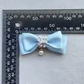 Handgefertigte hellblaue Satinschleife mit Perlenanhänger für Puppen und Haustierkleidung - Hellblau