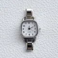 Dettaglio dell'orologio al quarzo in acciaio argento con quadrante bianco e cinturino - Scala Numerica Quadrante Quadrato (5922107988211) / Argento