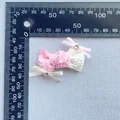 Handgefertigte rosa-weiße Spitzenschleife mit Strassstein für Puppenkleidung und DIY-Zubehör - Rosa und Weiß Geschichtete Spitze Stil (3)