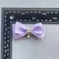 Handgefertigte lila Schleife mit geschichteten Bändern und Perlenanhänger, 5.5cm - Hellviolett