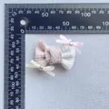 Dettaglio di fiocco in tessuto fatto a mano rosa e bianco con dimensioni mostrate sul righello - Stile Misto a Maglia Rosa e Bianco (5)