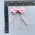 Nœud en satin rose avec rubans et règle mesurant les dimensions de 85mm sur 140mm - Style Double Couche Rose (5)