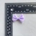 Detalle del lazo de malla lila con pedrería y medida sobre una regla graduada - Malla Púrpura Claro Con Brillantes (4)