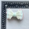 Dettaglio di fiocco in tessuto fai-da-te con glitter argento e misura di circa 90mm - Stile Triplo Strato Luccicante Rosa Blu Bianco (5)