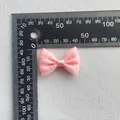 Detalle de lazo de malla rosa con lentejuelas plateadas y escala de 35 mm - Malla Rosa Con Cuentas (8)