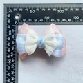 Dettaglio del fiocco in tessuto a tre strati con strass d'argento e scala graduata - Stile Rosa Blu Bianco Con Strass (6)