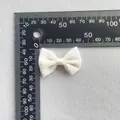 Detalle de lazo blanco de 35mm con rayas plateadas y regla de medición - Malla Blanca Con Rayas Plateadas (9)