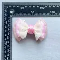 Fiocco in nastro rosa con perle d'argento da 85 mm di larghezza su superficie grigia - Stile Rosa Bianco Malva Con Perline (2)