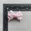 Detailansicht einer rosa Netzschleife mit Pailletten und Maßangabe von 85mm Länge - Großes rosa Satinband mit rosa Glitzergitter-Stil(5)