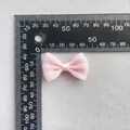 Lazo de malla rosa con purpurina, de 40 mm de largo, medido sobre una regla negra - Malla Rosa Con Purpurina (12)