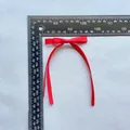 Vue détaillée du nœud en tissu rouge avec échelle de mesure pour décoration textile - Style Simple Rouge (9)