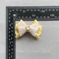 Detail einer 7,5 cm handgefertigten Netzschleife mit bunten Pailletten und gelbem Satin - Hellgelbes Satinband mit buntem Glitzergitter-Stil(8)