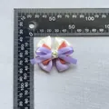Détail d'un nœud en ruban fait main avec strass en cœur pour accessoires de cheveux et déco - Beige Corail Violet Clair (4)