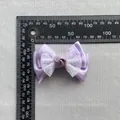 Detailansicht der DIY lila Netzschleife mit Glitzer-Mesh und Satinband für Handwerksarbeiten - Lila Satinband mit buntem Glitzergitter-Stil(9)