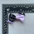 Detail von 85mm handgefertigtem Satin-Schleifenzubehör mit Strass und Maßangabe - Schwarz Lavendel Mix (9)
