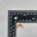 Dettaglio del mini fiocco in nastro arancione con cuciture e scala di misurazione - Arancione Chiaro