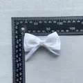 Detail van witte satijnen en organza DIY-strik met hartvormige parel en maatliniaal - Satijn Organza Hart Stijl(5)