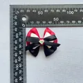 Vue détaillée du nœud en ruban triple couche avec gemme de cœur et échelle de mesure - Rouge Blanc Noir (6)