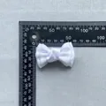 Detailweergave van een witte satijnen DIY-strik met een breedte van 4 cm op de liniaal - Meerlaagse Geplooide Satijn Stijl(7)