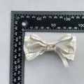 Fiocco fatto a mano in nastro grigio con pizzo bianco e gemma per fermacapelli DIY - Stile Grigio (2)
