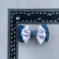 Détail macro d'un nœud en tissu double couche bleu et blanc avec centre à pois de 7,5 cm - Côtelé Bleu Royal et Blanc (6)