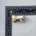 Detalle de lazo de satén de tres capas de 4cm con perla para decorar frascos de DIY - Mezcla Rosa Azul Amarillo