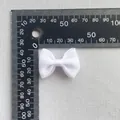 Vista macro de un lazo de malla blanca que muestra la medida exacta de 33mm en regla - Lazo de Malla Blanco (19)