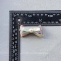Vista detallada de un lazo de triple capa de 5cm con perla para decorar frascos de perfume - Mezcla Rosa Azul Crema