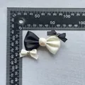 Detailansicht einer 70mm handgefertigten schwarz-weißen Schleife mit Diamanten und Lineal - Schwarz Weiß Mix (5)