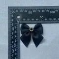 Schwarze Ripsbandschleife mit blauem Edelstein und Strasssteinen, Maße 5,5cm x 6cm - Schwarz (Marineblauer Stein)