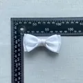 Witte satijnen strik met kant en liniaal, afmetingen 80 mm breedte en 40 mm hoogte - Pailletten Gaas Satijn Stijl(6)
