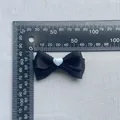 Dettaglio fiocco di raso nero 40mm con perla a cuore bianca e scala graduata - Nero