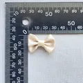 Dettaglio del fiocco in raso champagne da 30mm con righello per misurare la scala - Oro champagne (13)