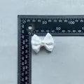 Detail van de witte kanten DIY strik met parel, ongeveer 45mm bij 35mm groot - Dubbellaagse Kant Parelimitatie Stijl(8)