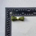 Detail van olijfgroene satijnen strik met witte parel voor DIY-flesdecoratie - Olijfgroen