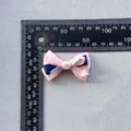 Detalle de lazo rosa y azul de 45mm con perla para decorar frascos de perfume DIY - Mezcla Rosa Marino