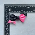 Detailansicht handgefertigter Satinschleifen mit Strass für DIY-Bastelarbeiten - Schwarz Rosa Mix (6)