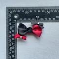 Makroaufnahme der zweifarbigen Satin-Schleife mit Strasssteinen für DIY-Handwerk - Schwarz Rot Mix (7)