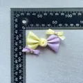 Detailansicht der handgefertigten Schleifen-Accessoires mit Maßangaben auf Grau - Gelb Lila Mix (8)