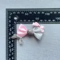 Detailansicht handgefertigte Schleife aus Satin in Rosa und Grau mit Strass auf Lineal - Rosa Grau Mix (10)