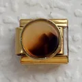 Vista macro di una maglia per bracciale italiano dorato con pietra in resina ambra marrone - Base Oro Ambra Marrone Scuro