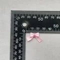 Vista detallada de un lazo de satén rosa claro de 1,5 cm para manualidades con regla - Rosa Claro (7)